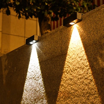 Ультраяркий слънчев, с монтиран на стената лампа, външна планировка на двора, атмосферата в дома на двора